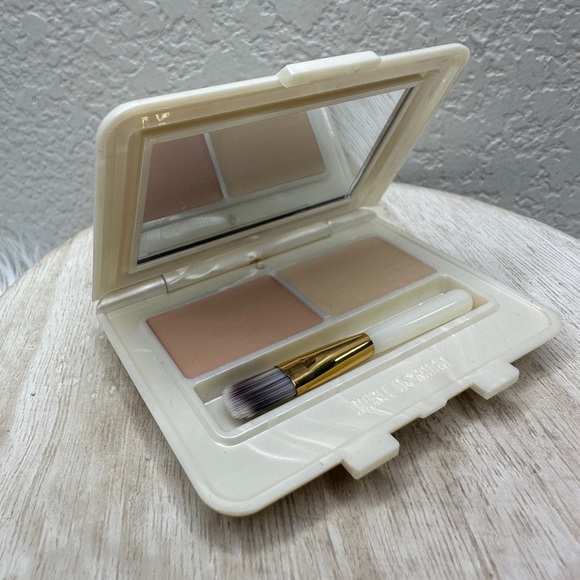 $35 🌙 Merle Norman Luxiva Creamy Concealer In Cameo‎ NEW - Picture 1 of 3